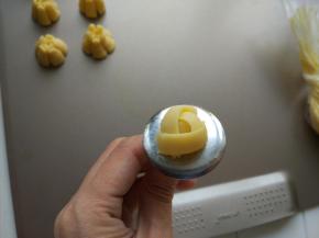 环绕着花心，挤三瓣围住花心。