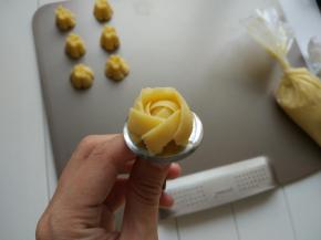 再同样围绕挤出五瓣。