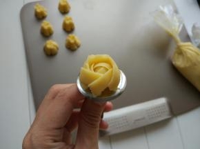 再同样围绕挤出五瓣。