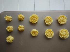 用裱花剪移动到不粘烤盘上。