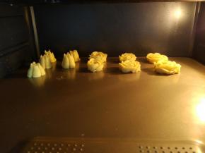 放入预热好的烤箱中层，上下火175度，烤15-20分钟。具体时间要根据不同烤箱实际炉温，和花朵大小酌情增减。