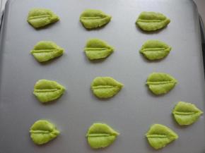 装入裱花袋，用叶形花嘴挤出叶子，同样入烤箱中层，上下火170度烤8-10分钟左右即可。