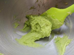 剩余的一部分面糊，加入适量抹茶粉拌匀。