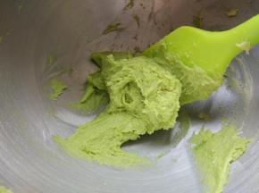剩余的一部分面糊，加入适量抹茶粉拌匀。