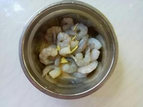 加料酒、盐、姜丝、淀粉拌匀，腌制入味20分钟。