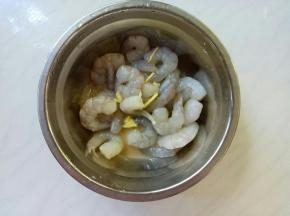 加料酒、盐、姜丝、淀粉拌匀，腌制入味20分钟。