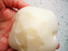 撕掉皮，处理干净，可以直接吃的，这里切丁