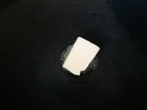 锅里微热，放入黄油，多放些，我用的总统发酵黄油 很香不腻