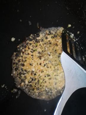 调油温，不要太高，放入蒜末，炒香，注意不要炒糊了