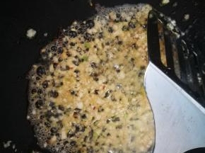 调油温，不要太高，放入蒜末，炒香，注意不要炒糊了