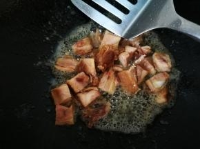 黄油彻底融化后，放入鸡丁，注意油温，不要太高，以免糊了，翻炒一会把鸡丁盛起来