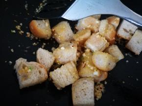 放入面包丁，迅速翻炒，小火微煎，煎到焦黄是最好的