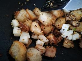 把鸡丁，地瓜丁，青红椒一起倒进去，翻炒几下，起锅