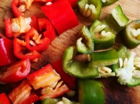 青红椒切丁，这个有些淡淡的辣味，自己种的