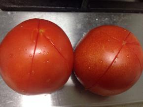 把番茄洗净然后头和底各划十字