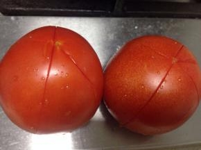 把番茄洗净然后头和底各划十字