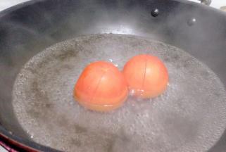 放入煮开的水中，一两分钟