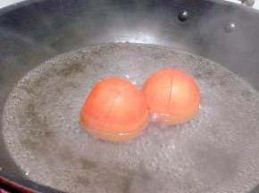 放入煮开的水中，一两分钟