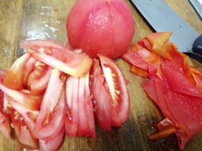 然后把皮剥去，切小切~