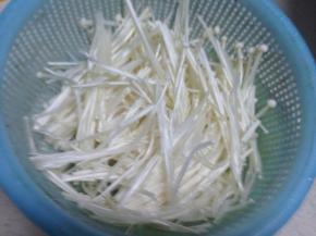 把金针菇清洗干净