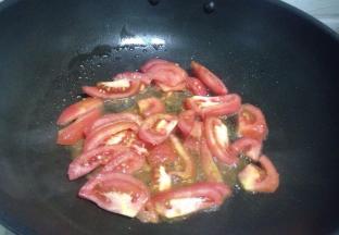 锅里倒入适量的油，把切好的番茄加入锅里翻炒片刻