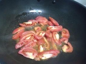 锅里倒入适量的油，把切好的番茄加入锅里翻炒片刻