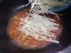 然后加入金针菇煮至金针菇变