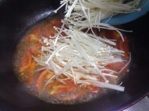 然后加入金针菇煮至金针菇变