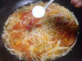 等金针菇变软后，加入适量的盐调味即可出锅。