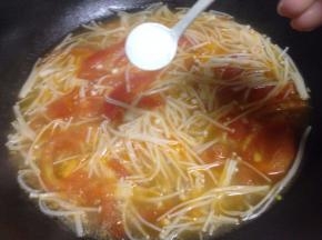 等金针菇变软后，加入适量的盐调味即可出锅。