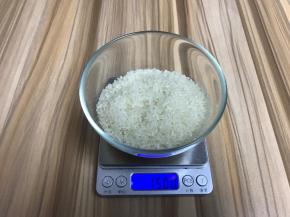 准备大米150克，这是3-4人份的量，人多人少酌情增减