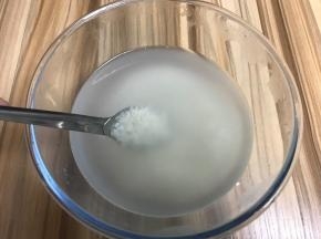 洗干净大米，浸泡20分钟
