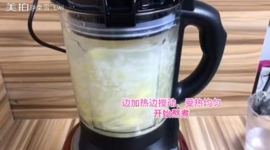 边加热边间歇性搅动，受热均匀，开始熬煮