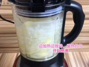 边加热边间歇性搅动，受热均匀，开始熬煮