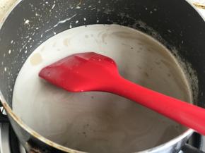 准备牛奶放入锅中，开小火，放入15克咖啡，煮至咖啡溶解即停，等待凉透