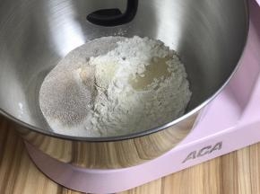 厨师机放好面粉糖盐酵母，还有剩下的15克咖啡粉，盐和酵母不要直接碰触