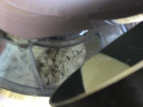 开动厨师机和面，3档，设置时间13分钟，液体预留5~10克，根据面团吸水情况酌情增减液体。