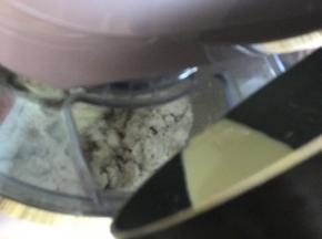 开动厨师机和面，3档，设置时间13分钟，液体预留5~10克，根据面团吸水情况酌情增减液体。
