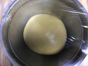 盖保鲜膜在26-28度环境下进行第一次发酵