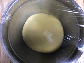 盖保鲜膜在26-28度环境下进行第一次发酵