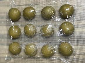 排气，分成12个，揉圆醒面20分钟