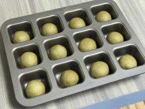 继续揉圆，放入模具中，进行二次发酵，二发是在烤箱完成的，放入模具，再放一杯热水