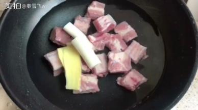 排骨冷水下锅，放入3姜片和葱段