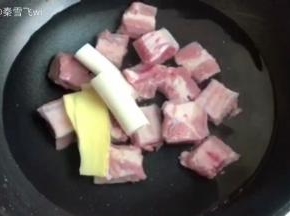 排骨冷水下锅，放入3姜片和葱段