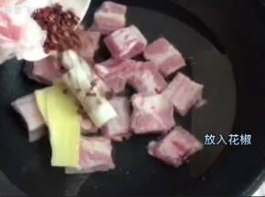 放入花椒，开小火进行焯水