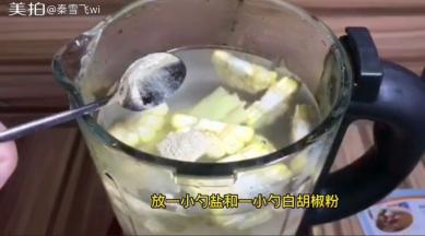 放入一小勺盐和白胡椒粉