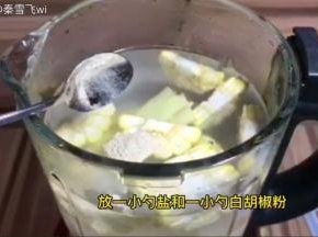放入一小勺盐和白胡椒粉