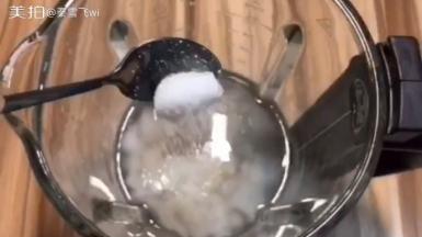 放一勺盐和白胡椒