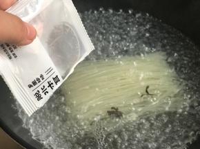 准备一锅热水，放入粉条和干木耳
