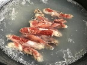 用水煮一下羊肉卷